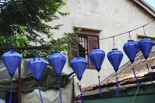 Eski Hoi Vietnam Bir Sokakta Asılı Vintage Mavi Ipek Fenerler — Stok fotoğraf