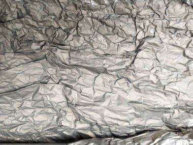 Kirli buruşuk metalik gri folyo soyut yatay arkaplan dokusu