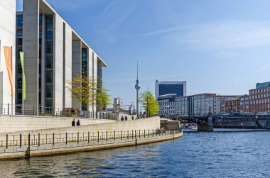 Berlin, Almanya - 22 Nisan 2018: Nehri kıyısında birini çılgınlığı Schiffbauerdamm Marie-Elisabeth-Lueders ev sol, televizyon kulesi ve 25 mağaza Uluslararası Ticaret Merkezi için adlı