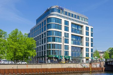 Berlin, Almanya - 22 Nisan 2018: Spree Nehri ve onun banka Schiffbauerdamm, Enbw, halka elektrik yarar şirket Murphys Irish pub ile modern temsilcisi bina 