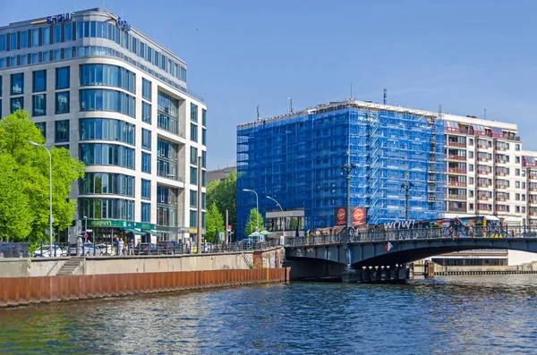 Berlín Alemania Abril 2018 Río Spree Orilla Schiffbauerdamm Edificio Moderno — Foto de Stock