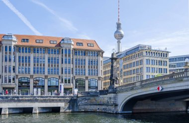 Berlin, Almanya - 22 Nisan 2018: Humboldt Üniversitesi, Spreepalais, televizyon kulesi ve Friedrichs Köprüsü ofis binası İlahiyat Fakültesi Binası ile nehir Spree Spreeufer Doğu kıyısında (Almanca: Friedrichsbruecke) 