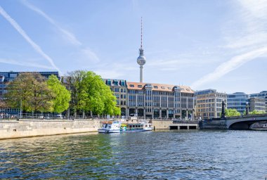 Berlin, Almanya - 22 Nisan 2018: Humboldt Üniversitesi, televizyon kulesi ve Friedrichs Köprüsü İlahiyat Fakültesi Binası ile nehir Spree Spreeufer Doğu kıyısında (Almanca: Friedrichsbruecke) Spree geçiş 