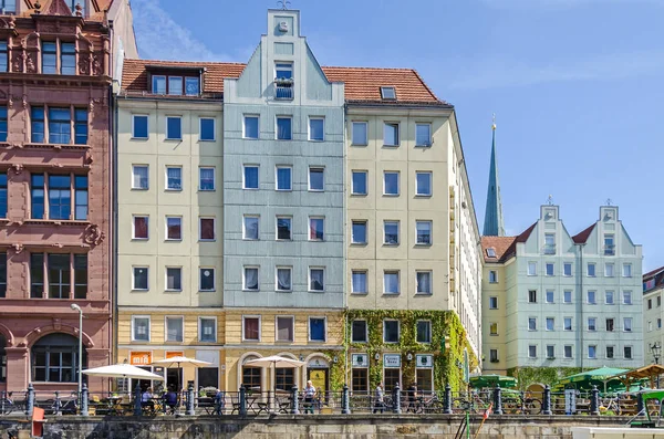 Berlin, Almanya - 22 Nisan 2018: Nikolaiviertel (Nicholas Quarter) Alt-Berlin Spree restore edilmiş tarihi evleri ve ünlü geleneksel Alman restoranlar ve barlar ile dan görüldüğü gibi