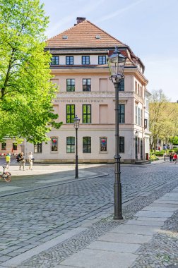 Berlin, Almanya - 22 Nisan 2018: Knoblauchhaus, Knoblauch aile ve bir kaç kalan 18. yüzyılda şehir evlerinin bir müze Biedermeier döneminde Berlin'de adamış şimdi Berlin, eski Köşkü. 