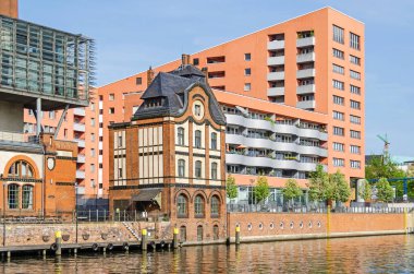 Berlin, Almanya - 22 Nisan 2018: Radialsystem V, onun kırmızı tuğla bina pompa istasyonu, bir koruma düzeni ve arka oturma-düzeyleri Kulesi bloğundaki altında eski makine Hall ile bir kültürel ve etkinlik merkezi 