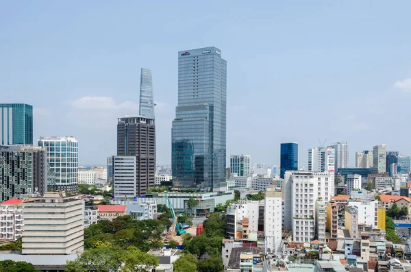 Ho Chi Minh City, Vietnam - 4 Nisan, 2018: Ho Chi Minh City metropolis kaç kalan eski binalar ve arka plan, otel ve Bitexco mali Kulesi yeni modern binalar