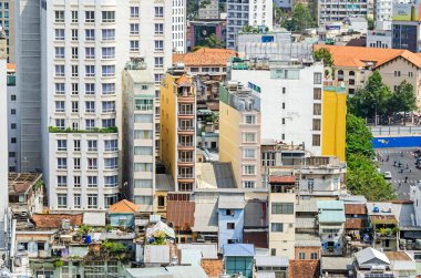 Ho Chi Minh City, Vietnam - 4 Nisan, 2018: birkaç tipik kalan bir hızlı büyüyen ve Saigon yoğun inşa merkezi eski binalarda dar