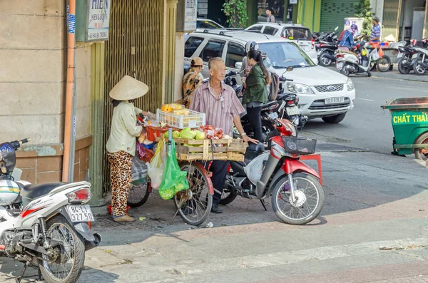 Chi Minh Wietnam Kwietnia 2018 Street Scene Tradycyjne Sprzedawczyni Jej — Zdjęcie stockowe