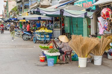 Cai, Vietnam - 6 Nisan, 2018: tembul fındık Cai olması, Mekong Deltası'nda bir nehir-arazi karışık kasabada tipik Vietnamca Pazar Market satış pirinç şapkalı kadın