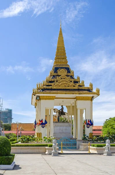 Estatua Rey Norodom Sienta Caballo Blanco Este Del Edificio Principal — Foto de Stock