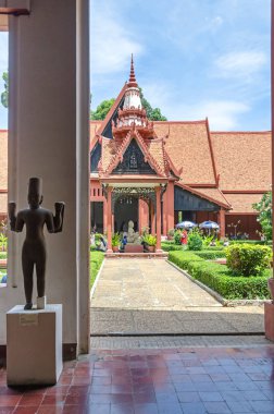 Phnom Penh, Kamboçya - 8 Nisan 2018: Courtyard Ulusal Müzesi, müze binaların taş heykel Leper King of ziyaretçileri ile Khmer tapınak mimarisi esinlenerek içinden görüldüğü gibi Kamboçya 