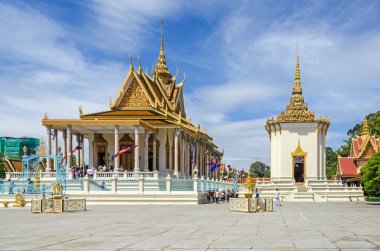 Phnom Penh, Kamboçya - 8 Nisan 2018: Emerald Buddha ve Kütüphane Tapınağı, bu kutsal Budist metinler, bu popüler cazibe gelen birçok turist ile Kraliyet Sarayı içinde gümüş Pagoda bir bileşik evler