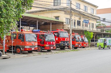 Phnom Penh, Kamboçya - 8 Nisan 2018: Belediye itfaiye, itfaiye araçları ve bir buz satıcı araba ile sokak 330 görünümünü.