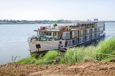 Chong Koh, Kamboçya - 9 Nisan 2018: Lüks cruise gemi Mekong Nehri Chong Koh adada banka Mekong prestij sahip olduğu kruvaziyer şirket Mekong su yolları II bağlantılı.