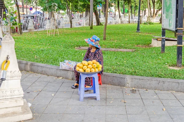 Phnom Penh Kambodża Kwietnia 2018 Kobieta Typowego Ubrania Kambodży Sprzedaży — Zdjęcie stockowe