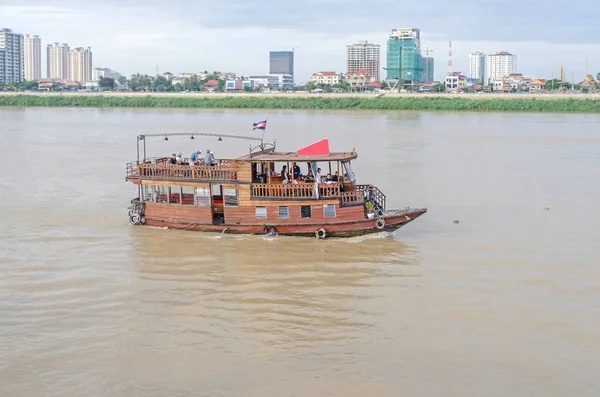 Phnom Penh Camboya Abril 2018 Barco Turístico Tradicional Madera Navegando — Foto de Stock