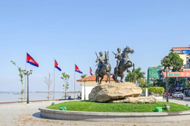 Phnom Penh, Kamboçya - 9 Nisan 2018: Preah Sisowath Quay ile savaşçılara Techo ölçü ve Techo Yot ve Kamboçya bayrağı at anıt görünümünü