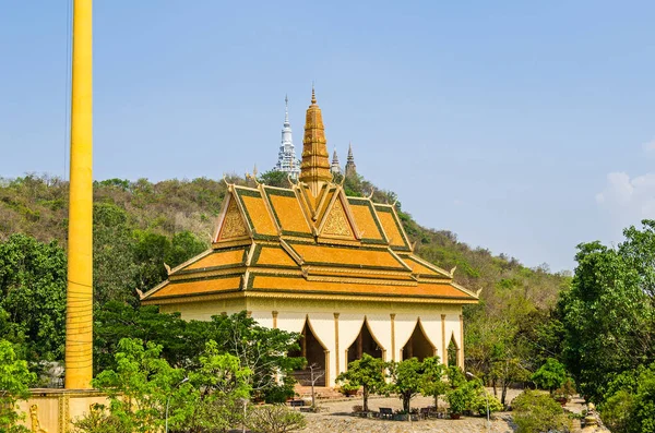 Oudong カンボジア 2018 バック グラウンドにおける君主の王室のネクロポリスで典型的なクメール屋根と山プノンペン Udong ヴィパッサナー Dhura 仏教の瞑想センターの建物の一つ — ストック写真