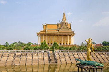 Oudong, Cambodias eski başkenti Vipassana Dhura Budist Meditasyon merkezinde ana tapınakta. Gölden görüntülemek.