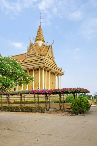 Templo Principal Centro Meditación Budista Vipassana Dhura Con Jardín Oudong — Foto de Stock