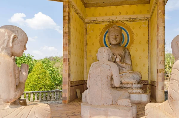 Vipassana Dhura Budist Meditasyon Merkezi Oudong, Kamboçya'da eski Khmer başkenti keşişler heykelleri ile türbelerin biri