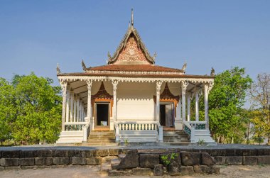 Tipik Khmer çatısı ile Kampong Tralach Leu köyü yakınlarında (Vihara) bina eski manastır bas-reliefs ve sütun heykelcik (Kinnara) ile destekleyici bir ayağı dekore edilmiş