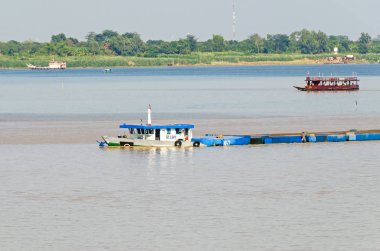 Phnom Penh, Kamboçya - 9 Nisan 2018: çakıl genellikle çok düşük gerçekten kapasite doldurulmuş RIM, doldurmakmış yukarıya su, Mekong Nehri aşağı taşıma kargo tekne