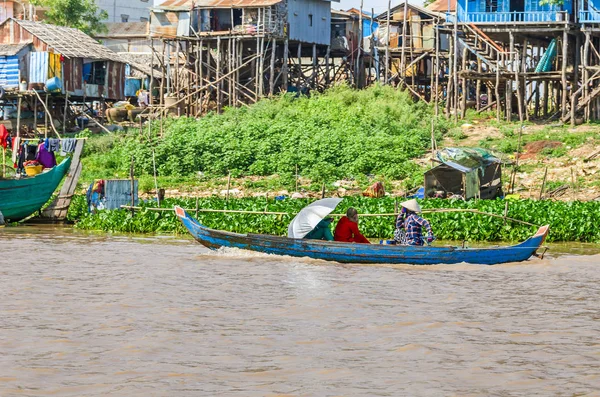 Siem Reap Camboya Abril 2018 Pueblo Inclinado Largo Las Orillas — Foto de Stock