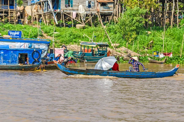 Siem Reap Camboya Abril 2018 Dos Mujeres Reman Bote Madera — Foto de Stock