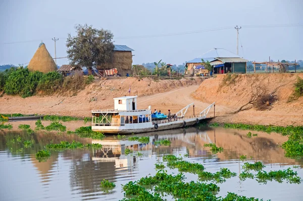 Siem Reap Camboya Abril 2018 Uno Los Pueblos Lago Tonle — Foto de Stock