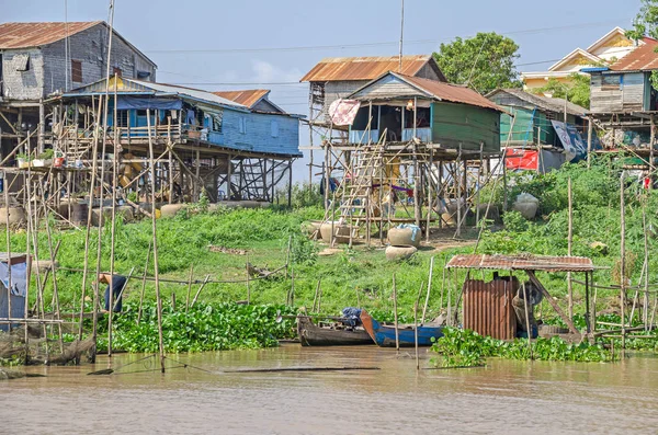 Siem Reap Camboya Abril 2018 Pueblo Inclinado Largo Las Orillas — Foto de Stock