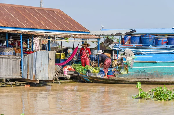 Pueblo flotante y mercado flotante en el lago Tonle Sap en Camboya — Foto de Stock