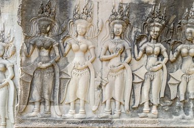 Kısma gösteren devatas, kadın ilahi figürinler, kron, kolyeler, kollukları, kemer ve Angkor Wat ana kompleksinin duvarlarını süsleyen bilek bantları ile oyulmuş.