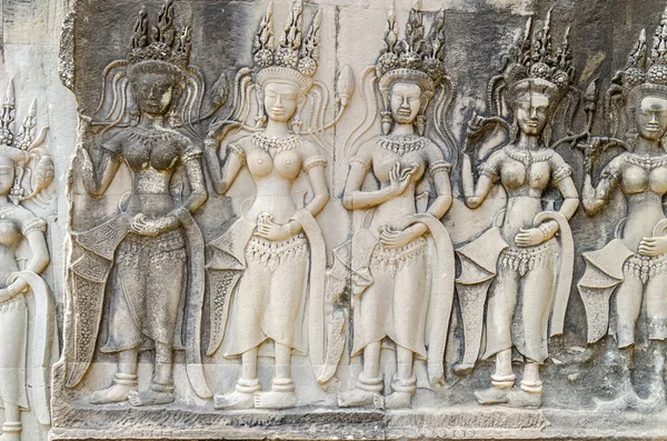浮雕显示神像 女性神圣雕刻的雕像 与皇冠 腰带和踝带装饰的主建筑群的墙壁吴哥窟 — 图库照片