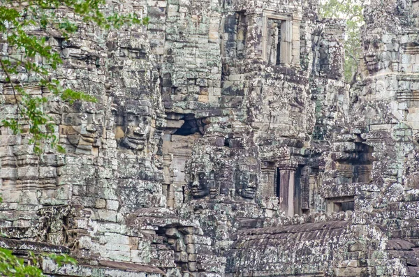바이욘 풍부한 장식된 크메르 캄보디아에서 앙코르 톰에는 유명한 얼굴로 앙코르 — 스톡 사진