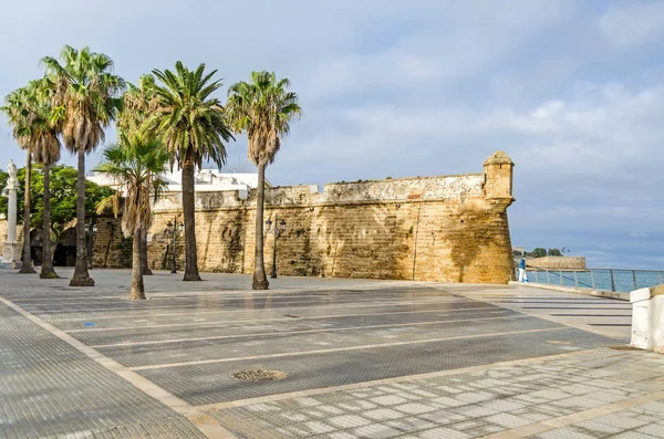 Plaza Filipinas Con Hombre Pescando Desde Orilla Bahía Cádiz Por — Foto de Stock