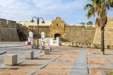 Cadiz, İspanya - 2 Kasım 2018: Giriş, kale, Santa Catalina, modern sanat sergi alanı olan karmaşık bir on yedinci yüzyıl kale