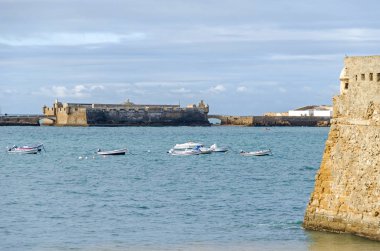 Cadiz, İspanya - 2 Kasım 2018: Castle San sahilden görüldüğü gibi Sebastian La Caleta, küçük bir ada üzerinde bir kale ana şehirden ayrılmış 