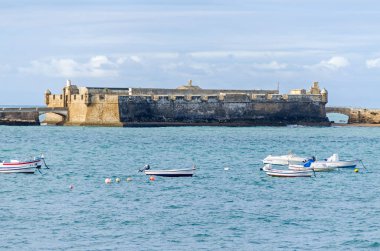 Cadiz, İspanya - 2 Kasım 2018: Castle San sahilden görüldüğü gibi Sebastian La Caleta, küçük bir ada üzerinde bir kale ana şehirden ayrılmış 