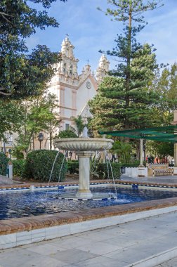 Kamu parkı Alameda de Apodaca, Cadiz, Bölgesellik eklektik tarzı bir çeşme ve havuzu ile örneği Seville seramik ve Church of Our Lady Carmen ve Santa Teresa ile dekore edilmiş