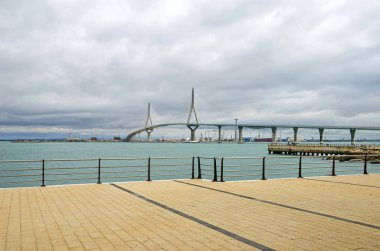 1812 köprü Anayasası veya La Pepa Köprüsü, askılı köprü Cadiz Körfezi üzerinden bağlama ile anakara İspanya, Cadiz Paseo Maritimo de Astilleros görüldüğü gibi