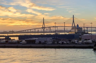 Cadiz, İspanya - 2 Kasım 2018: Cadiz Körfezi ticari liman ve askılı 1812 Anayasası ile Köprü ya da La Pepa köprü gün batımında akşamları geç