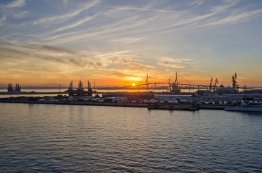Cadiz, İspanya - 2 Kasım 2018: Cadiz Körfezi ticari liman ve askılı 1812 Anayasası ile Köprü ya da La Pepa köprü gün batımında akşamları geç