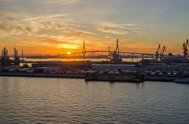 Cadiz, İspanya - 2 Kasım 2018: Cadiz Körfezi ticari liman ve askılı 1812 Anayasası ile Köprü ya da La Pepa köprü gün batımında akşamları geç