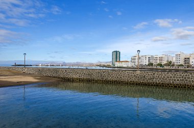 Castillo de San Gabriel Lanzarote, Arrecife Gran Hotel ve volkanlar, arka plan en yüksek binası ile bir liman kenti Arrecife liman yanında gelen görüntüleyin. Lanzarote, İspanya.