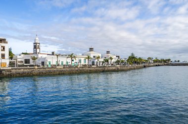 Arrecife, İspanya - 5 Kasım 2018: Waterfront şehrin ve popüler sahil mesire Atlantik kıyısında Avenida Coll ve Avenida Olof Palme San Gines Katolik Kilisesi'nin Kulesi ve Belediye Binası 