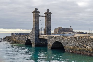 Aziz Gabriel Castle (Castillo de San Gabriel) ve kale kapıları Puente de Las Bolas Atlantik Arrecife, Lanzarote Adası İspanya'nın başkenti önünde küçük bir adada ile Köprü.