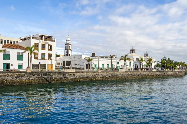 アレシフェ スペイン 2018 町および大西洋沿いの人気のある遊歩道のウォーター フロント海岸サン ヒネスのカトリックの教会と市庁舎の塔 Avenida — ストック写真