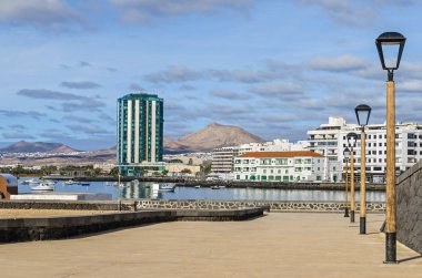 Arrecife, İspanya - 5 Kasım 2018: Castillo de San Gabriel Lanzarote, Arrecife Gran Hotel ve volkanlar, arka plan en yüksek binası ile bir liman kenti Arrecife liman yanında görünümünden